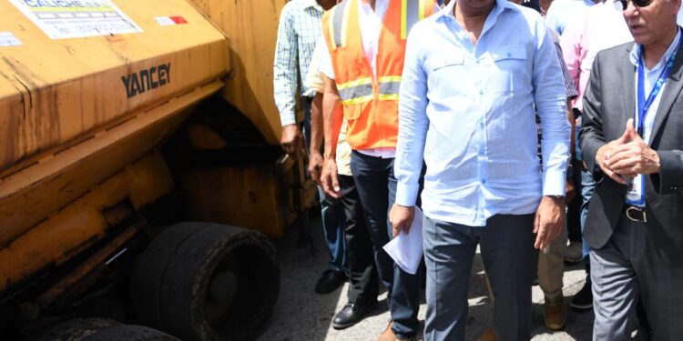 Ministro de Obras Públicas y el alcalde Manuel Jiménez encabezan inicio de un amplio plan de asfaltado en Santo Domingo Este