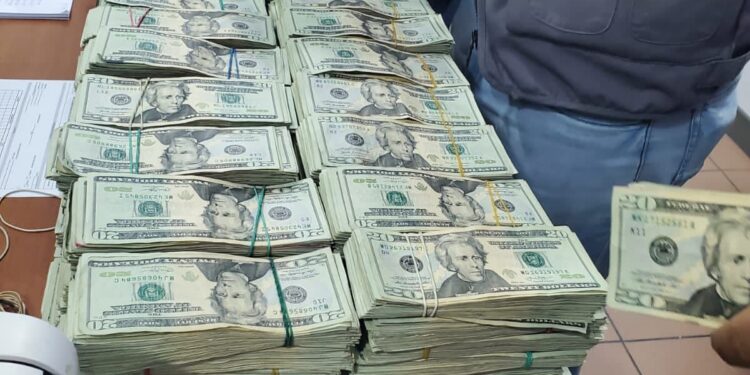 Aduanas decomisa unos US$879, 020 procedentes de Islas Bahamas