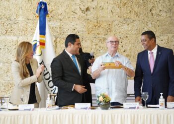 Fedomu reconoce a Hipólito Mejía por aportes a la municipalidad