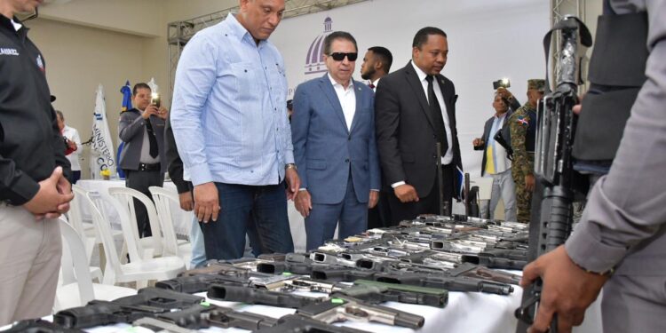 Fiscalía de Peravia entrega a Interior y Policía 305 armas de fuego incautadas