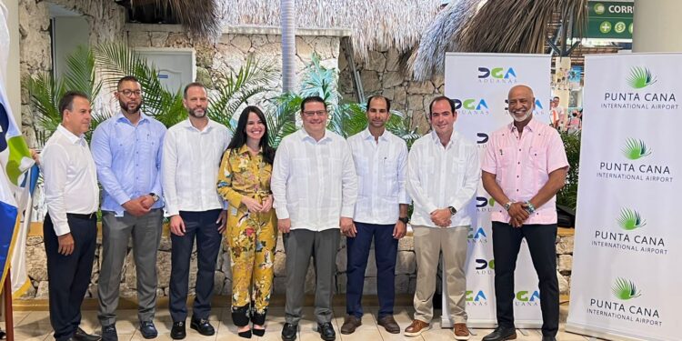 Aeropuerto Internacional de Punta Cana y Aduanas presentan máquina de rayos X de última generación