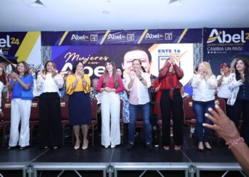 En Santiago más de dos mil mujeres dicen presente en acto encabezado por Abel Martínez y su esposa Nahiony Reyes