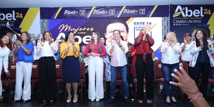 En Santiago más de dos mil mujeres dicen presente en acto encabezado por Abel Martínez y su esposa Nahiony Reyes