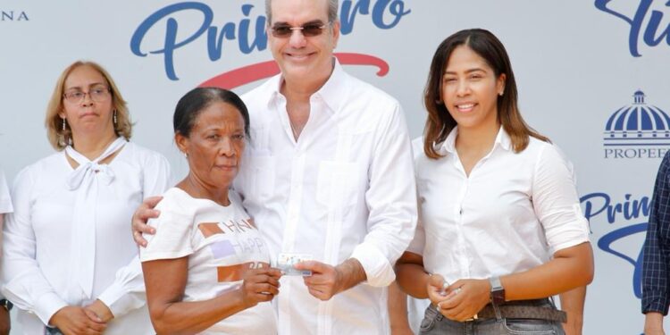 Abinader afirma el Gobierno ha duplicado la inversión en programas sociales para beneficiar a los más vulnerables