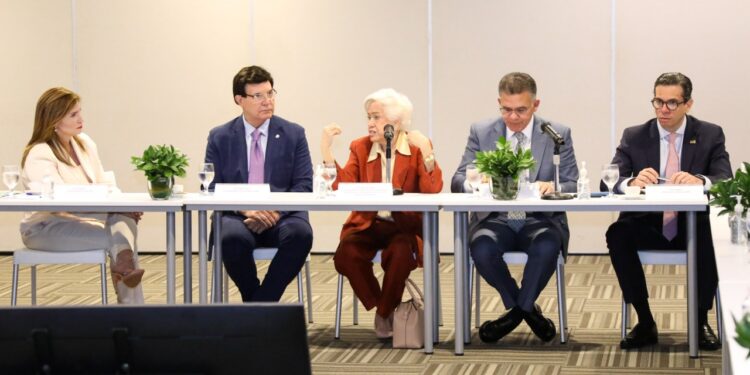 Ética e Integridad sostiene encuentro con el CONEP y la AIRD