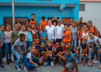Gobierno entrega RD 4,537,500 al Club Huellas del Siglo en Cristo Rey, para la adquisición de un minibús