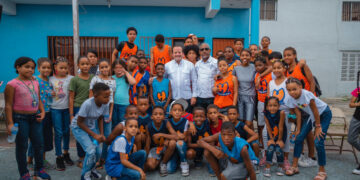 Gobierno entrega RD 4,537,500 al Club Huellas del Siglo en Cristo Rey, para la adquisición de un minibús