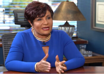 Superintendente de seguros afirma no se ha subido sueldo, pese a que la ley la faculta