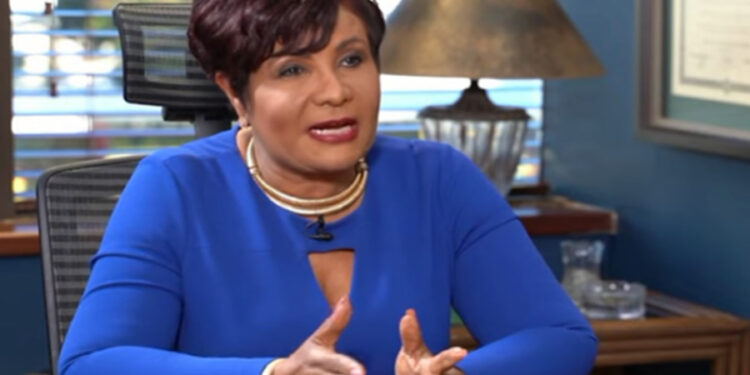 Superintendente de seguros afirma no se ha subido sueldo, pese a que la ley la faculta