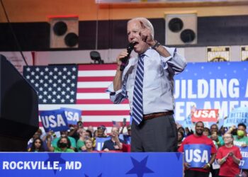 Un hombre interrumpe un mitin de Biden: "Nos robasteis las elecciones"