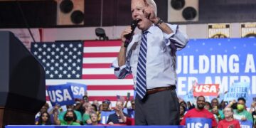 Un hombre interrumpe un mitin de Biden: "Nos robasteis las elecciones"