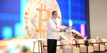 Leonel Fernández dice que tecnología ha provocado revolución financiera global
