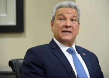 Macarrulla presenta renuncia al cumplirse los dos años pactados con el presidente Abinader