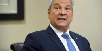 Macarrulla presenta renuncia al cumplirse los dos años pactados con el presidente Abinader