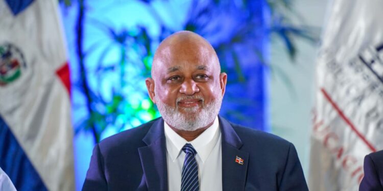 Roberto Fulcar resalta logros de su gestión tras dos años en Educación