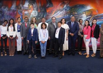 Valdez Albizu recibe embajador dominicano en España junto a galardonados en Premios al Mérito Escolar 2022