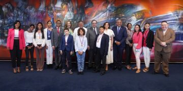 Valdez Albizu recibe embajador dominicano en España junto a galardonados en Premios al Mérito Escolar 2022