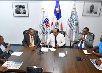 Organizaciones piden al Defensor del Pueblo asumir defensa de comunidades afectadas por barcazas de Seaboard ubicadas en el río Ozama