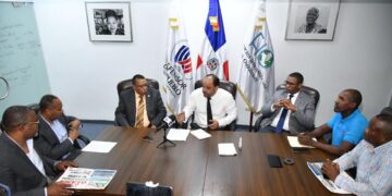 Organizaciones piden al Defensor del Pueblo asumir defensa de comunidades afectadas por barcazas de Seaboard ubicadas en el río Ozama