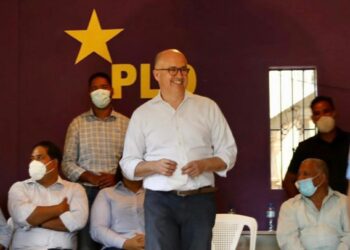 Domínguez Brito deja abierta posibilidad cualquiera de los aspirantes sea su vice