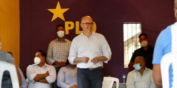 Domínguez Brito deja abierta posibilidad cualquiera de los aspirantes sea su vice