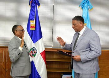 Ministro de Interior juramenta a Venancio Alcántara como nuevo director de Migración