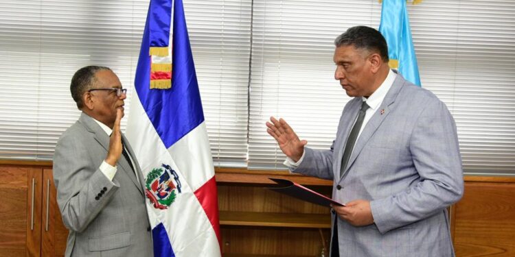 Ministro de Interior juramenta a Venancio Alcántara como nuevo director de Migración