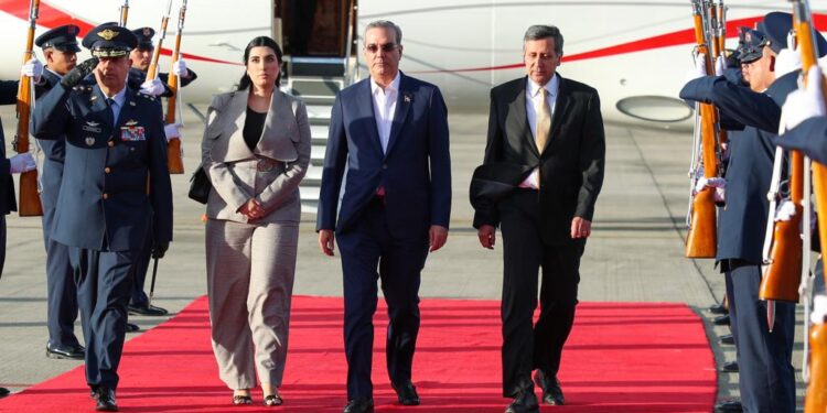 Presidente Abinader llega a Colombia para participar en toma de posesión Gustavo Petro