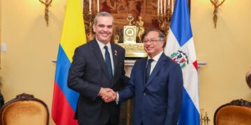 Presidente Abinader y Gustavo Petro se reúnen previo a toma de posesión