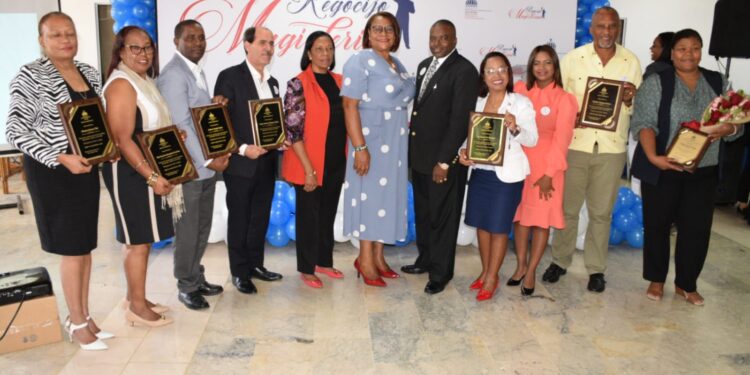 Regional 10 de Educación celebra Mérito Magisterial 2022; reconoce a más de 100 docentes