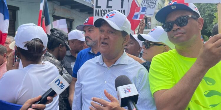 Antonio Marte participa en marcha patriótica, pide a comunidad internacional no intervenir en asuntos locales
