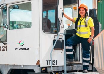 DP World anuncia programa de vehículos pesados para mujeres de Boca Chica