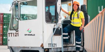 DP World anuncia programa de vehículos pesados para mujeres de Boca Chica