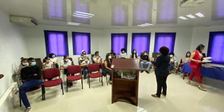 Niños disfrutan recorrido en inicio campamento en hospital Santo Socorro