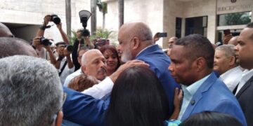 Cientos respaldan al exministro Roberto Fulcar en la sede del Minerd