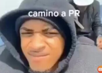 Hombre se graba durante su viaje en yola hacia Puerto Rico
