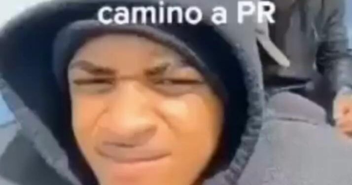 Hombre se graba durante su viaje en yola hacia Puerto Rico