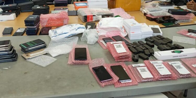 DGA decomisa millonario contrabando de mercancías en el aeropuerto de Punta Cana