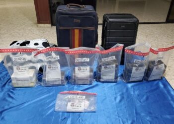 Atrapan dos en el Distrito Nacional con 23 paquetes presumiblemente cocaína