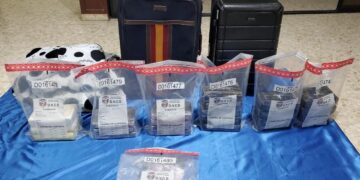 Atrapan dos en el Distrito Nacional con 23 paquetes presumiblemente cocaína