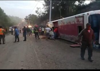 Al menos  46 personas heridas al volcarse autobús en carretera Jarabacoa – La Vega