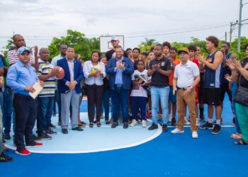 Alcalde Carlos Guzmán entrega anhelada cancha de básquetbol en Urbanización El Paso