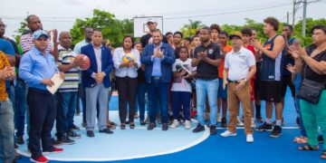 Alcalde Carlos Guzmán entrega anhelada cancha de básquetbol en Urbanización El Paso