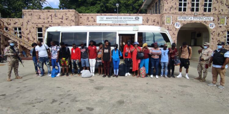 CESFronT detiene 16 nacionales haitianos en estatus migratorio irregular e incauta sustancias controladas