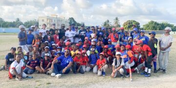 Fundación FYRE y Homerun Hopefuls respaldan ligas de béisbol dominicanas con entrega de utilería deportiva