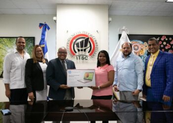 ITSC entrega laptops a estudiantes gracias a la Fundación Fondo Quisqueya