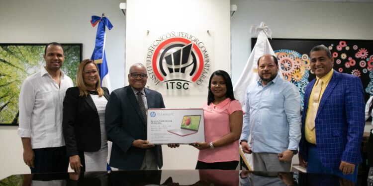 ITSC entrega laptops a estudiantes gracias a la Fundación Fondo Quisqueya