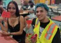 ¡Viral! Banquera pide matrimonio a su novio motorista en centro comercial
