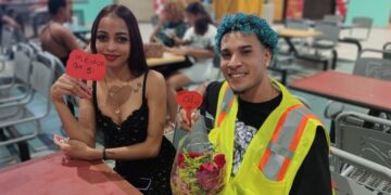 ¡Viral! Banquera pide matrimonio a su novio motorista en centro comercial