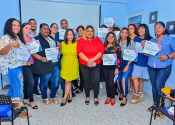 Mercadóloga Nataly Tejada imparte charla “Mujer y la Política”.